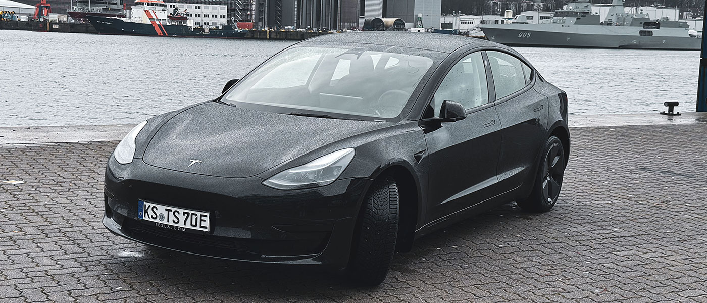 Elektroauto Vermietung Düsseldorf. Tesla Model 3 schwarz